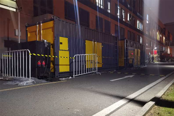 波密柴油发电机组的输出电压是如何调节的？