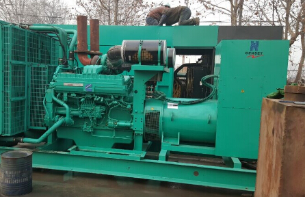 波密发电机组如何判断水冷式机油散热器内部是否需要清洗？